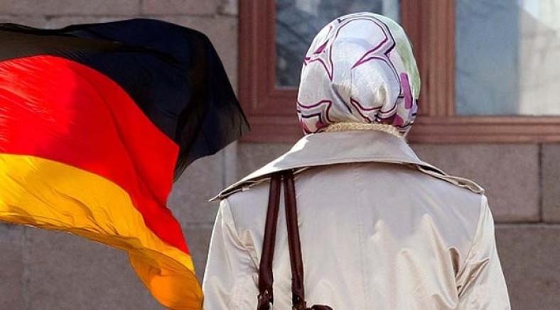 Avrupa'da yayılan başörtü yasakçılığı Almanya'da delindi!