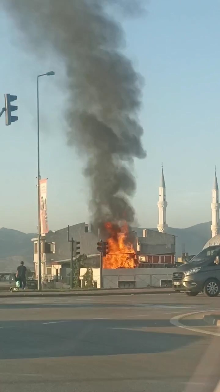 Bursada Evin Çatısında Çıkan Yangın Korkuttu
