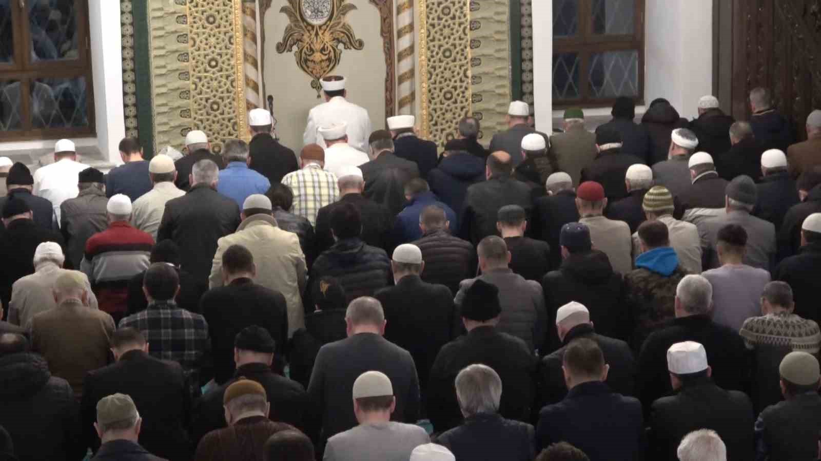 Bursada Ramazan Dualarla Karşılandı, Camiler Doldu Taştı
