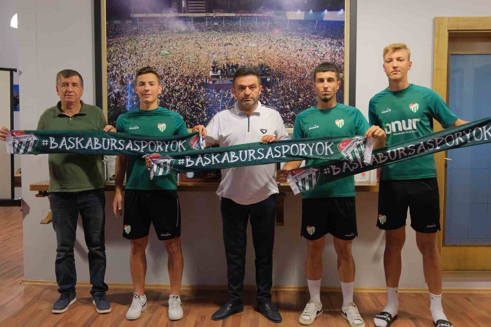 Bursaspor, 3 Futbolcuyla Profesyonel Sözleşme İmzaladı