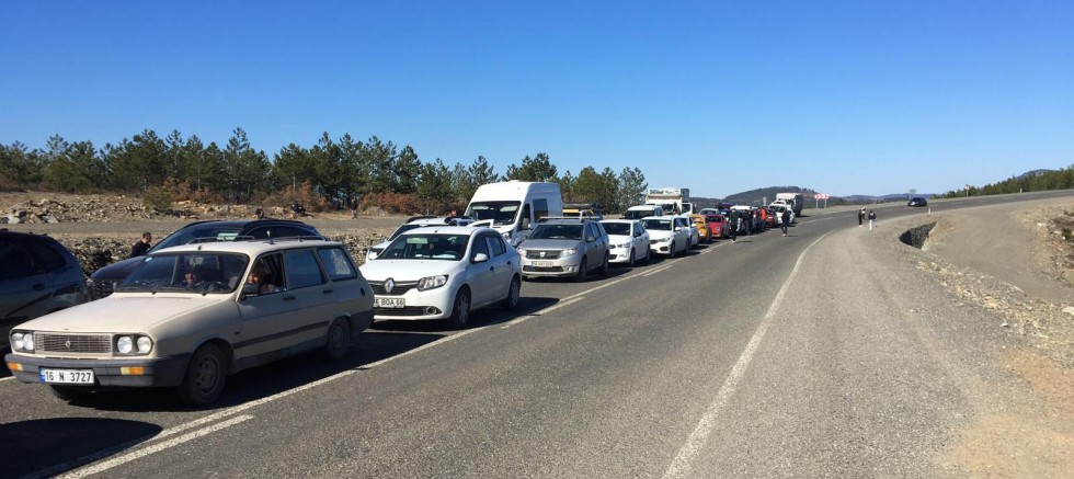 Orhaneli'ne bağlanan Harmancık yolu üzerinde yoğun trafik!