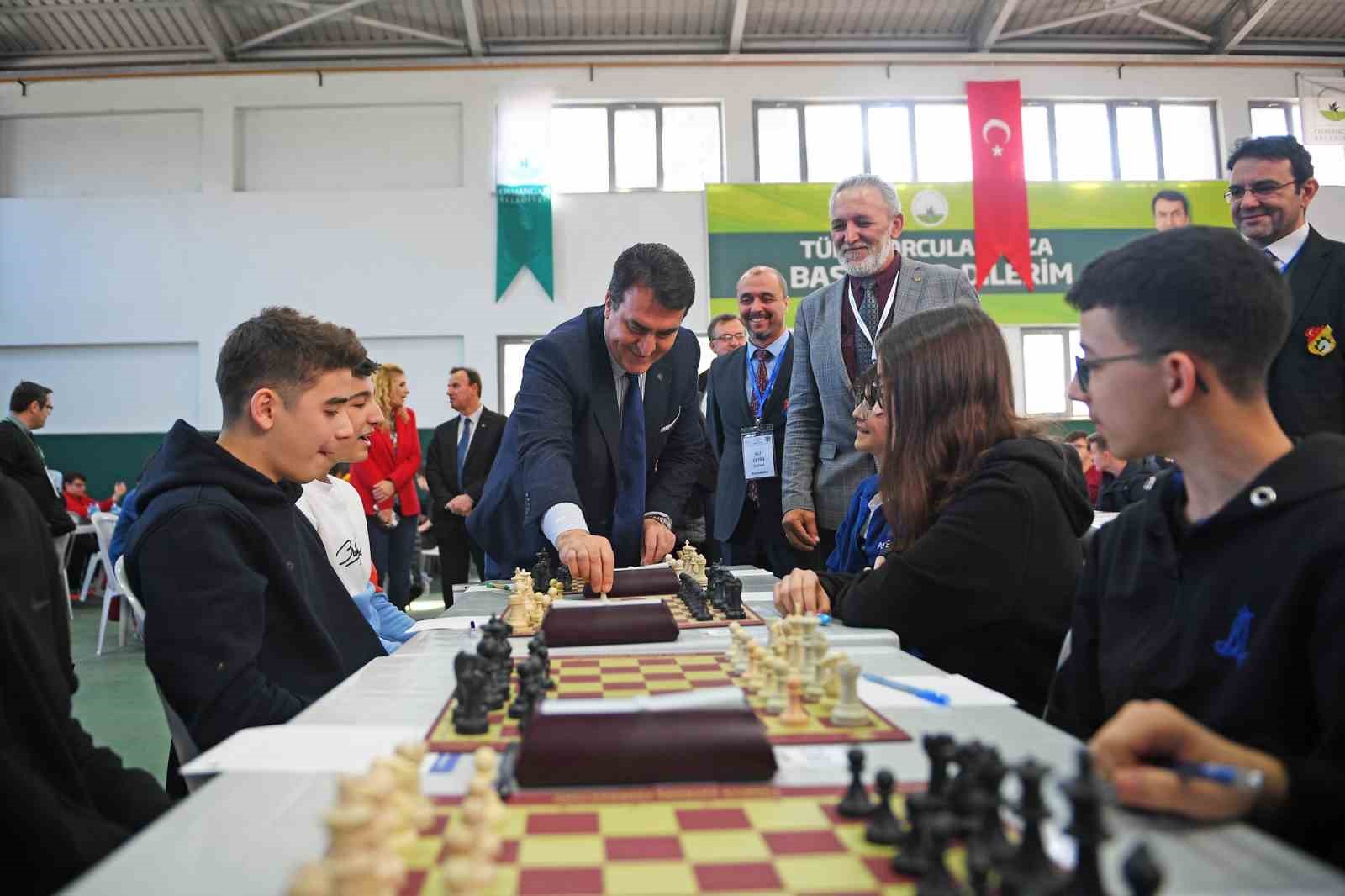 Satranç Turnuvasında İlk Hamle Dündardan