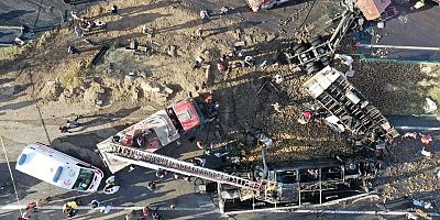 Ağrı'da yolcu otobüsü ile tanker çarpıştı: 7 ölü, 11 yaralı var