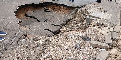 Ankara’da şiddetli yağışta bazı yollar çöktü