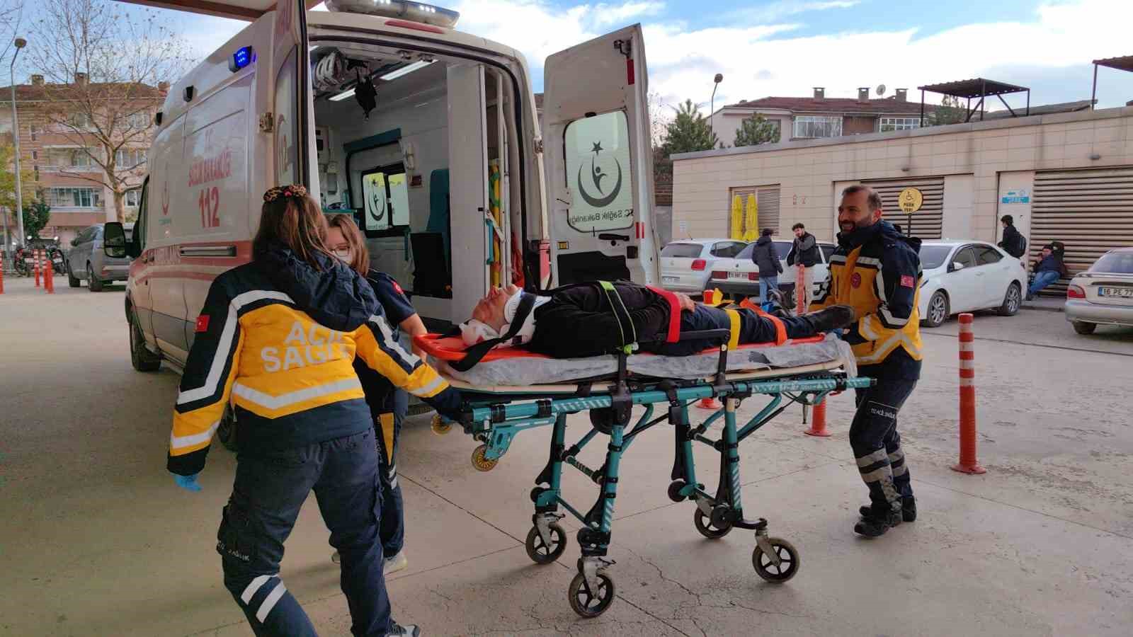Bursada Tırla Çarpışan Otomobil Şarampole Uçtu, 2 Kişi Yaralandı