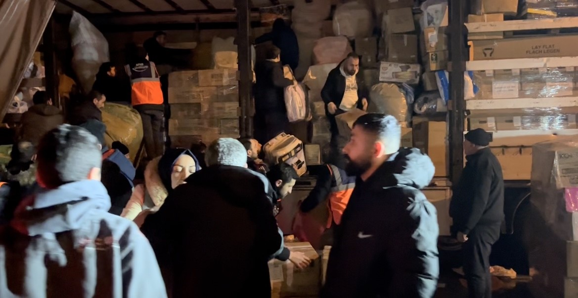 Bursada Vatandaşlar Depremzedeler İçin Yardıma Koştu