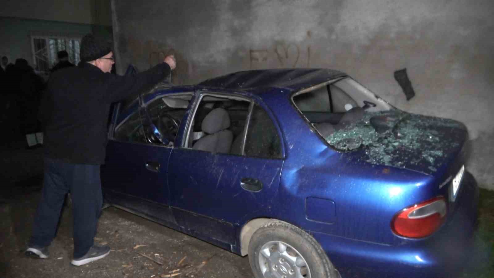 Çatı Parçaları 2 Sokakta Araçların Üzerine Devrildi, 5 Araç Zarar Gördü