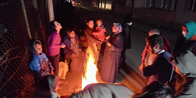 Deprem sonrasında vatandaşlar sokağa çıktı, ısınmak için ateş yaktı