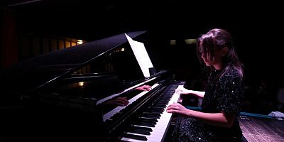 İnegöl’de 67 minik sanatçı piyanoda yıldızlaştı
