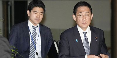 Japonya Başbakanı, oğlunu görevden aldı!