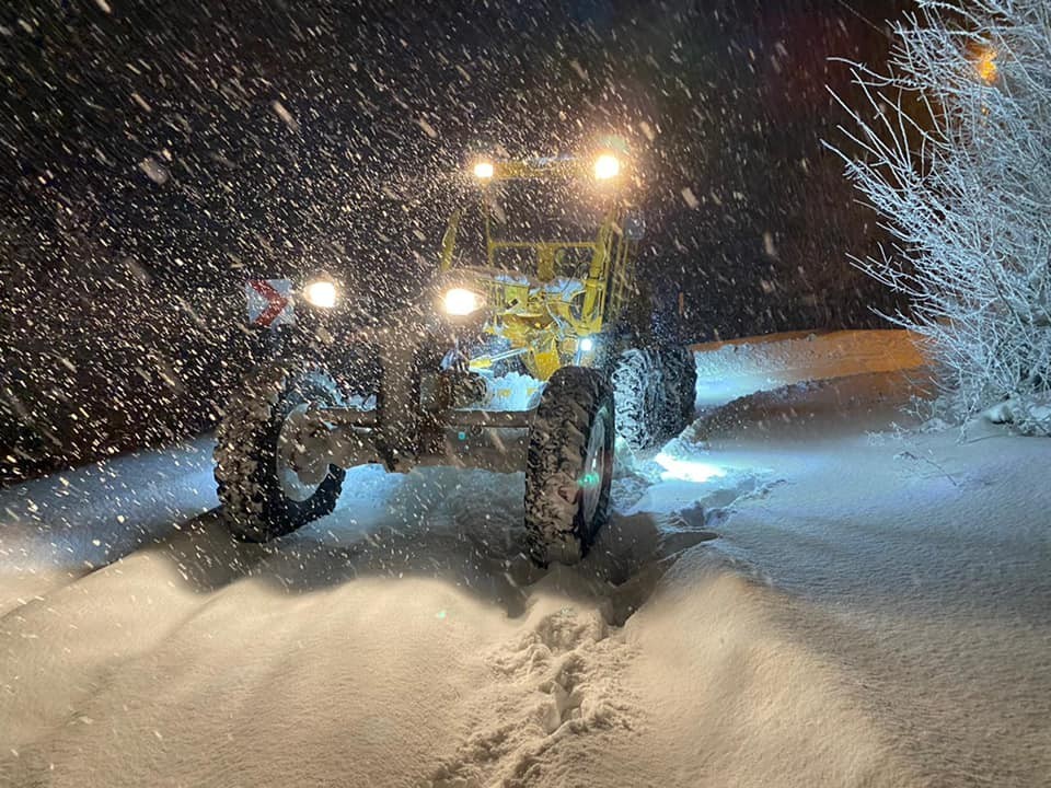Karla Kaplı Yenişehirdeki Köy Yolları Ulaşıma Açıldı