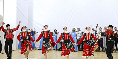 Kültürlerini oyunlarla anlatan Gagauz ekibi festivalin gözdesi oldu!
