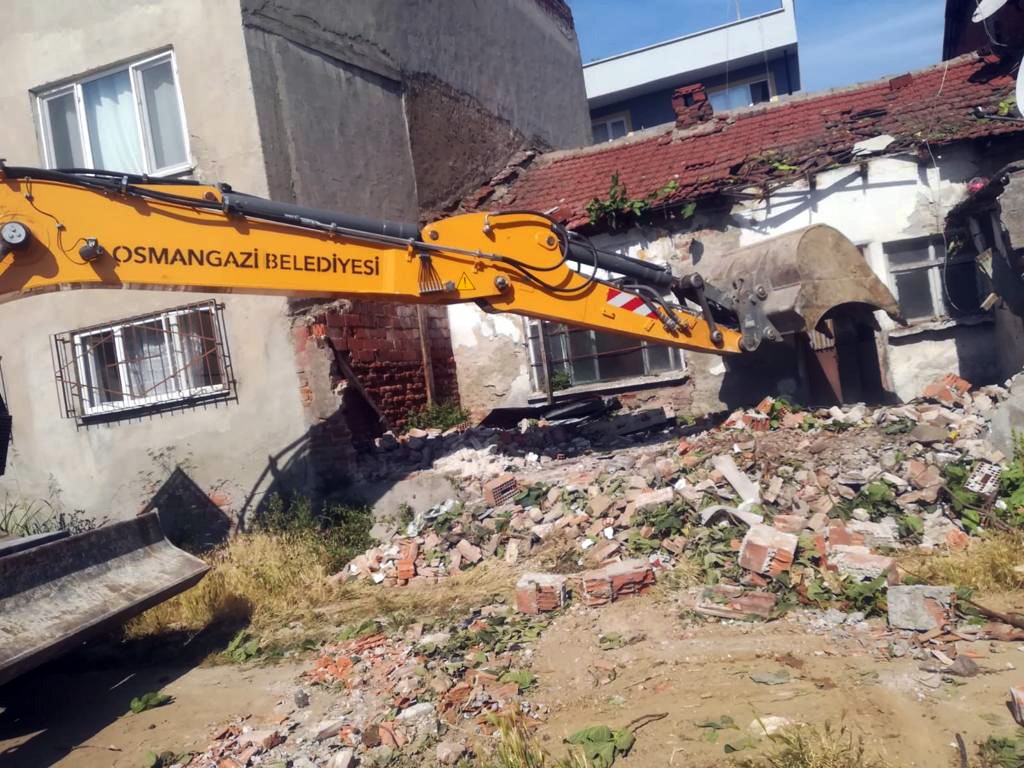 Osmangazide Tehlike Arz Eden Metruk Binalar Yıkıldı