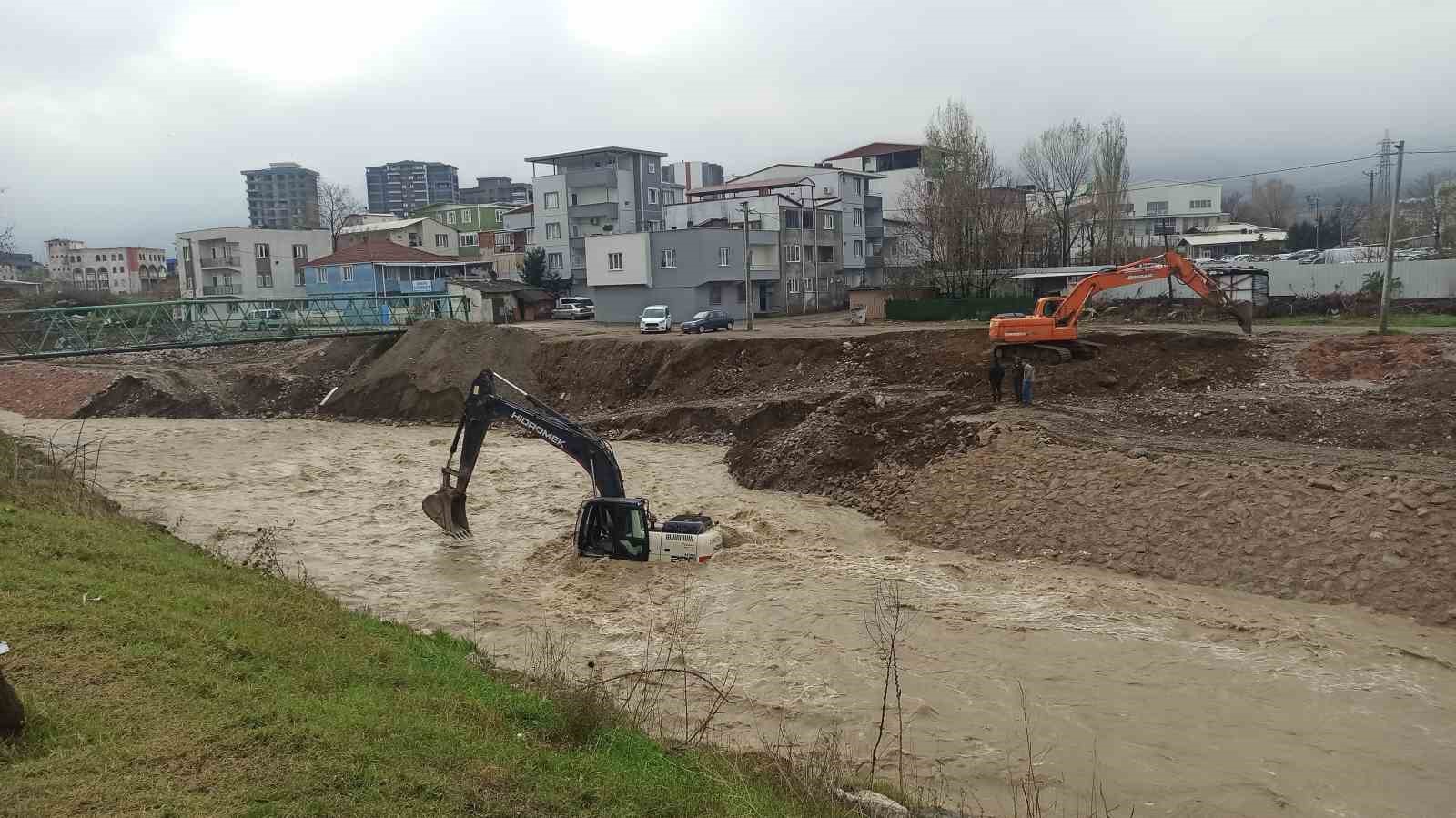 (Özel) Azgın Sel Sularında Can Pazarı...mahsur Kalan Kepçe Operatörü Böyle Kurtarıldı
