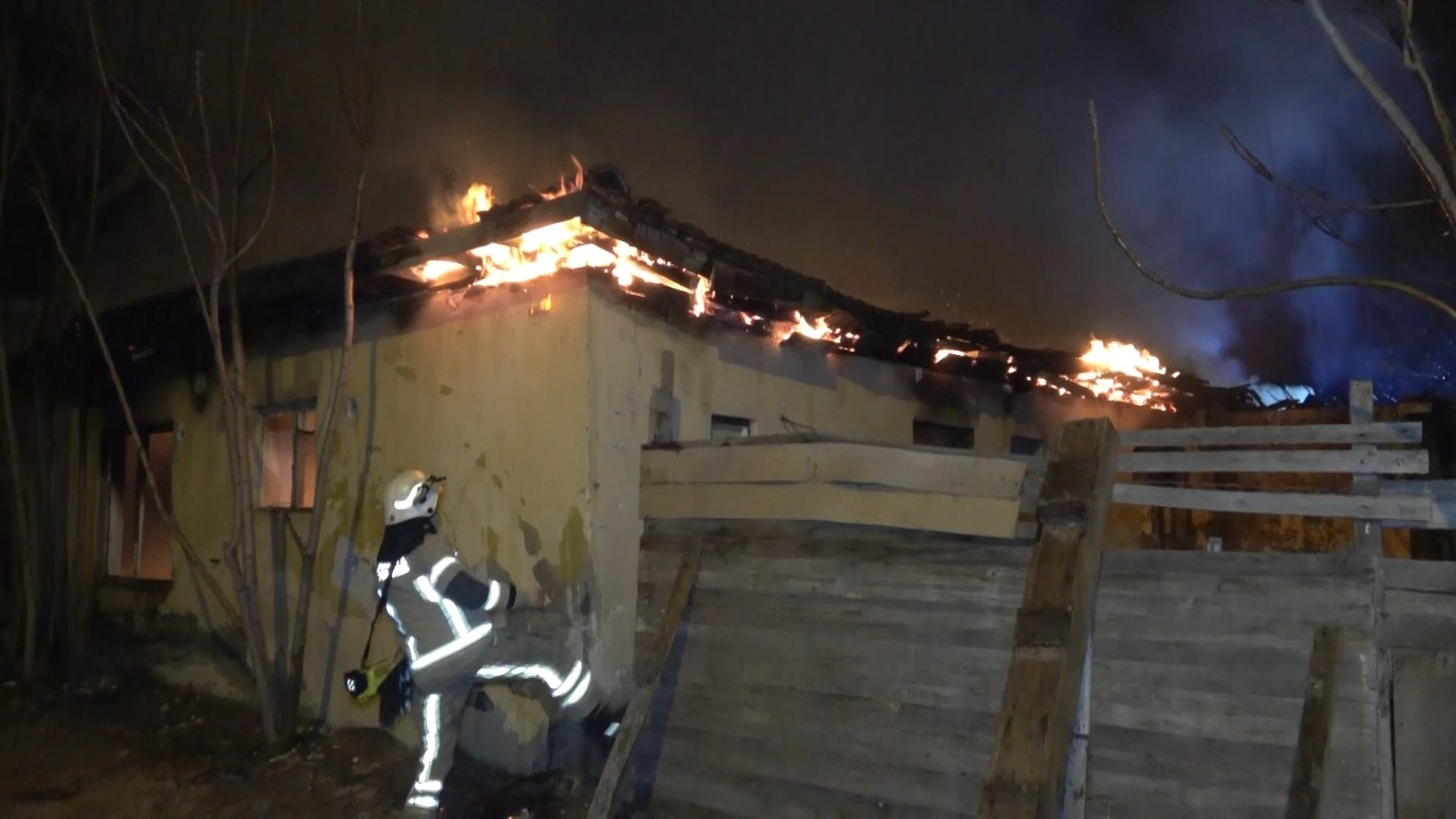 Bina Yangını Mahalleliyi Sokağa Döktü, Sosyal Mesafe Hiçe Sayıldı