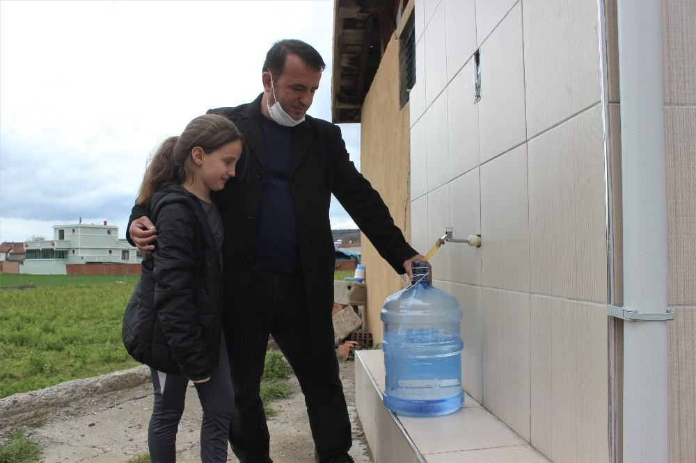  Bir Liraya Bir Damacana Su Satıp 13 Öğrenciye Burs Verdi