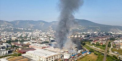 Samsun'da iki fabrikada etkili olan yangın söndürülmeye çalışılıyor