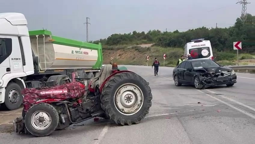Traktör İle Otomobil Çarpıştı: 3 Yaralı
