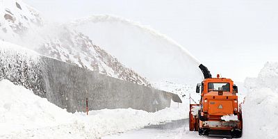Türkiye Yanıyor Onlar Karla Mücadele Veriyor!